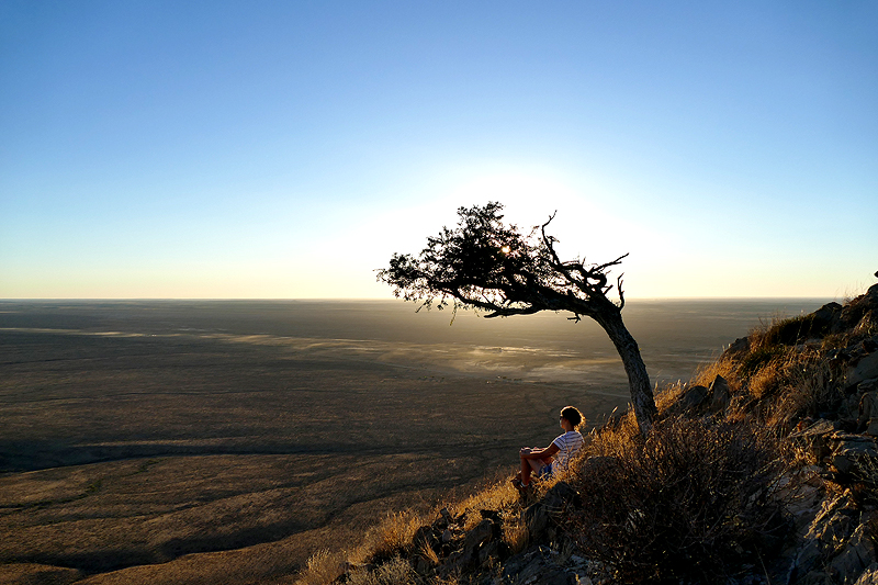 Naukluft-Gebirge Wanderer Blick Ebene BüllsPort Hauptattraktion Namibias