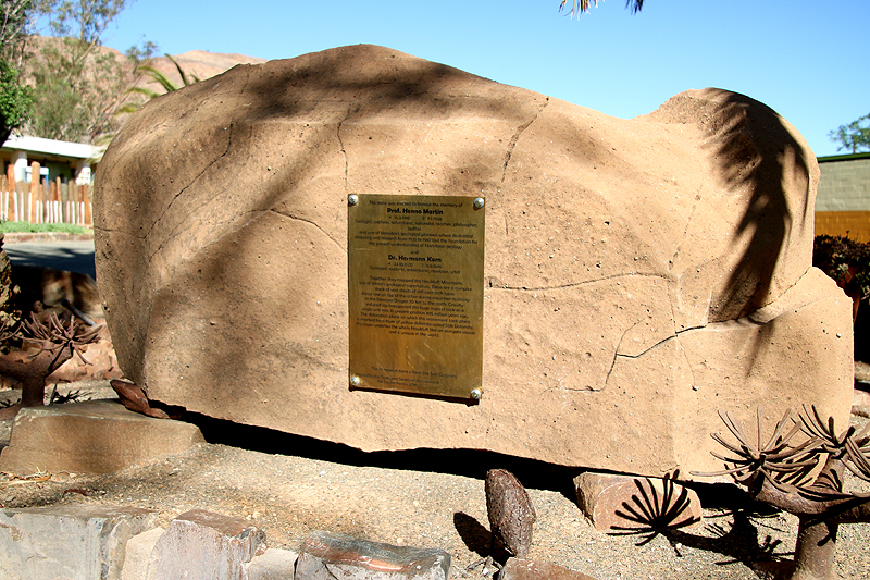Gedenkstein Henno Martin Hermann Korn BüllsPort Naukluft-Gebirge Geologie Namibia