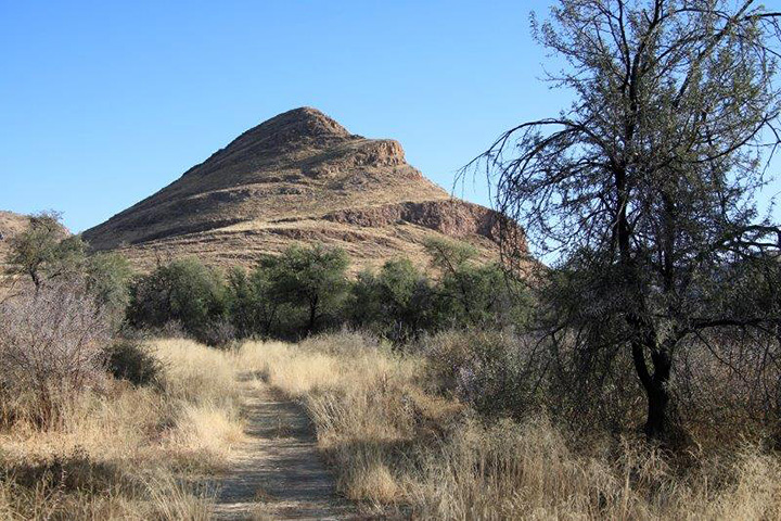 Wanderweg Wandern Wanderer Bogenfels Trail Naukluft BüllsPort Lodge & Farm Namibia