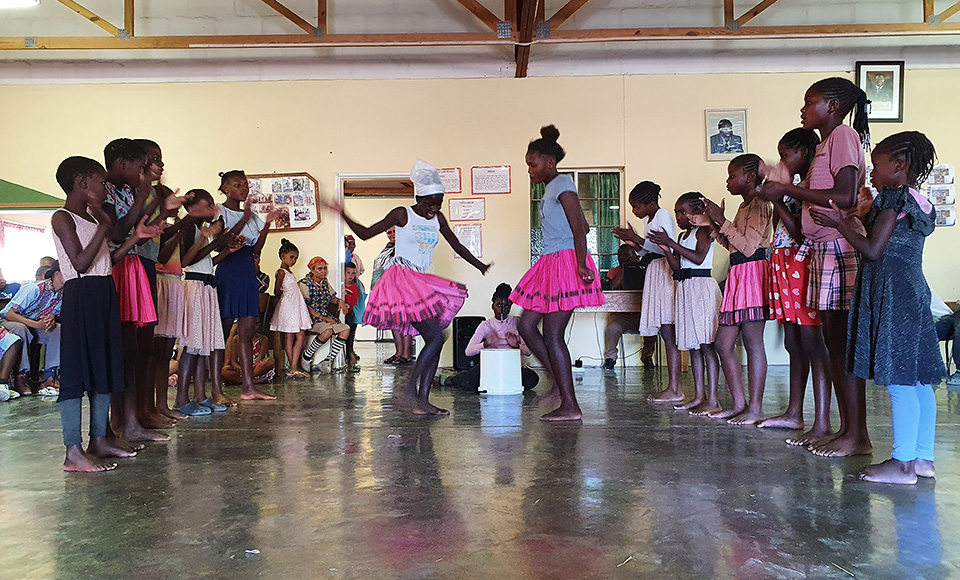 Give & Take Exkursion Schule Nabasib Schüler Tradition Kultur Owambo Tanz Naukluft BüllsPort Lodge & Farm Namibia